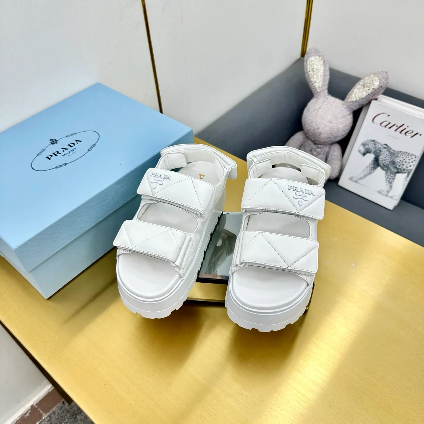 👟👟Ex-factory price 480👟👟 The highest version of Prada's new thick-soled casual sneakers. This sneaker continues the timeless silhouette and is a new classic item. Crafted from leather to enhance style. The style is light, with a triangle buckle logo and a 5CM thick sole. It is suitable for all seasons and can be matched with all kinds of casual styles. In an era where various styles are full of attention, the most long-term companion and the one that captures people's hearts bit by bit is undoubtedly the white shoe. Fabric: Cowhide Lining: Sheepskin Outsole: Original rubber outsole Sole thickness: 5CM Size 35-41